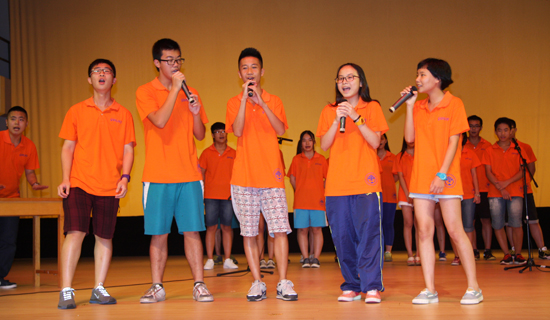 夏令营高中部学员的歌舞表演