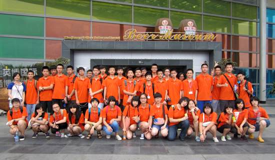 珠啤博物馆前合影留念