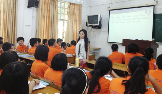 张莹莹和夏令营的学生们