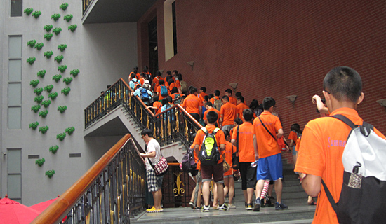 通过中庭楼梯,前往博物馆