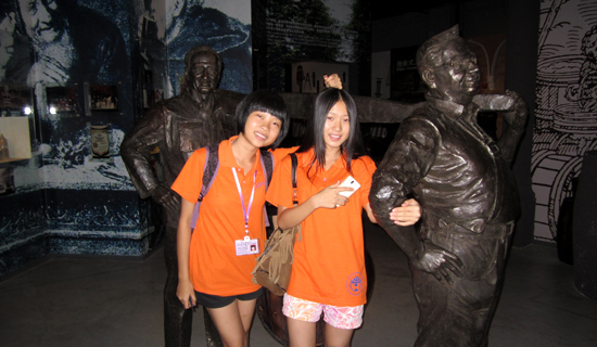 和雕像一起扛啤酒桶