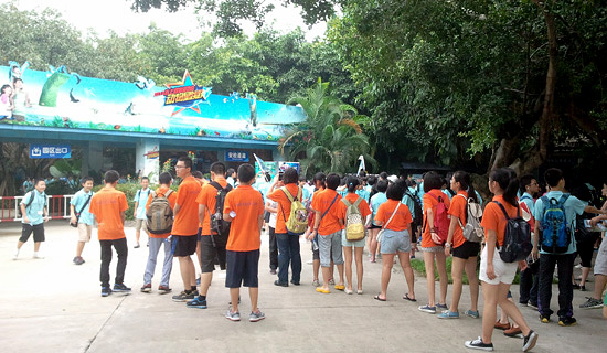 排队进入鳄鱼公园