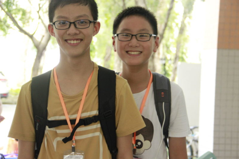 左边是卢荻同学