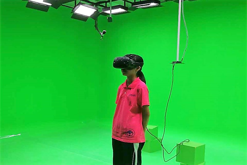 学员带上VR眼镜体验虚拟场景