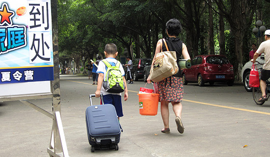 拉着行李,向宿舍出发