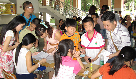 专心地听班主任讲注意事项