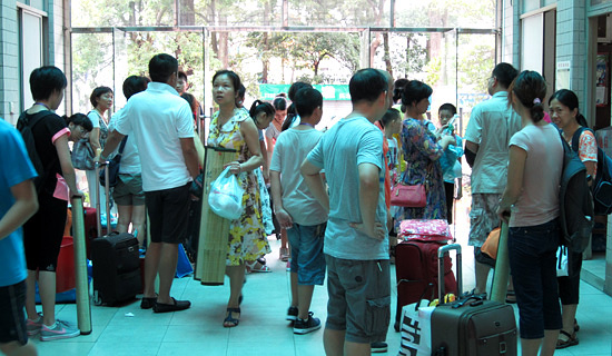 走进宿舍大门,好多人!