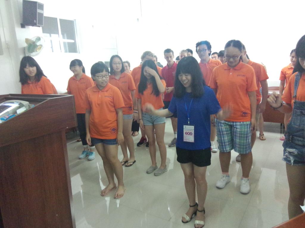 中英学生共同练武