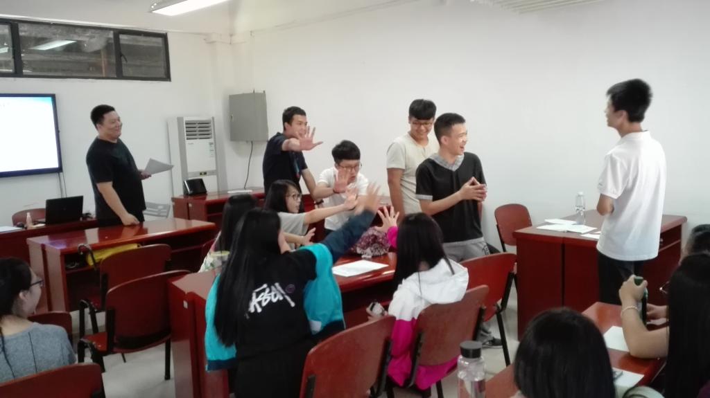 同学们分好组别之后,第一个组员在获得老师给的单词之后,运用肢体语言将词汇的内容传递给下一位同学。紧接着,第二位同学根据自己的理解,也用肢体语言传递给第三位同学。以此类推,最后的那位同学要负责讲出这个单词。