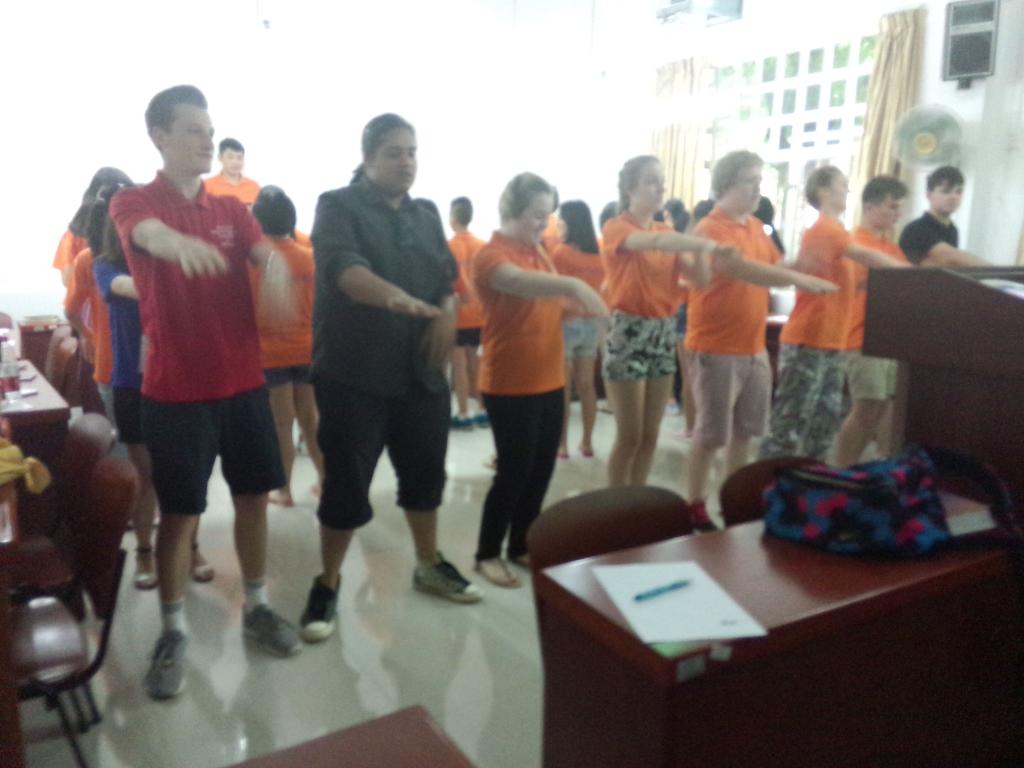 英国学生领衔健身操