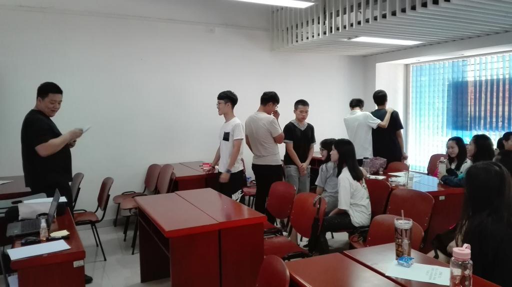 李老师巧妙的寓教于乐,选取肢体语言游戏来作为教生词的方式。让所有同学踊跃的参与其中,在有趣的游戏中快速掌握单词。