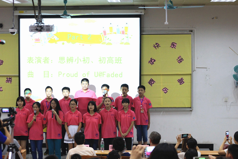 学员们在合唱《Faded》