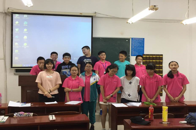 学员们在排练班歌