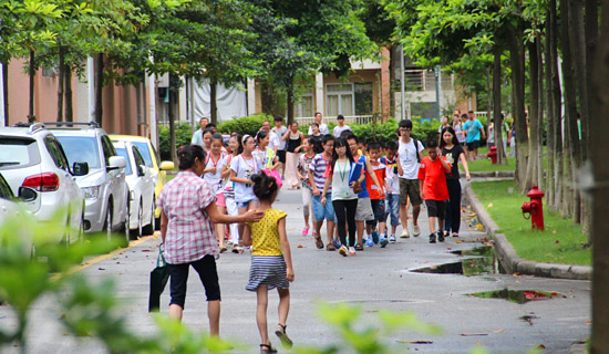 班级第一次集合,在班主任带领下,前往饭堂吃饭