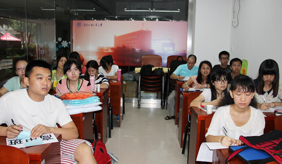 广外夏令营班主任们记录关键内容