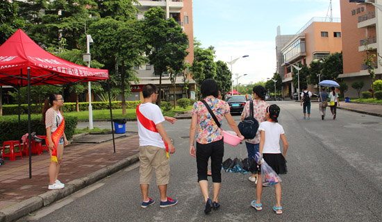 找不到宿舍?问路边的夏令营志愿者