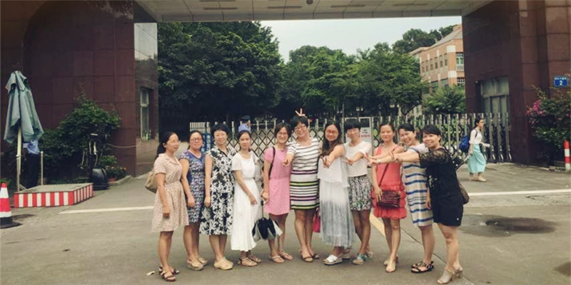 与广外的校门来一张经典的合影,多年之后仍记得我来过这个学校,这座陈城市