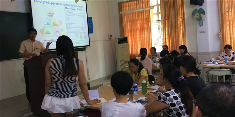 终于轮到我回答问题了,比在讲台上给学生讲课还紧张啊!