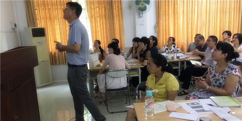 学员们认真听课