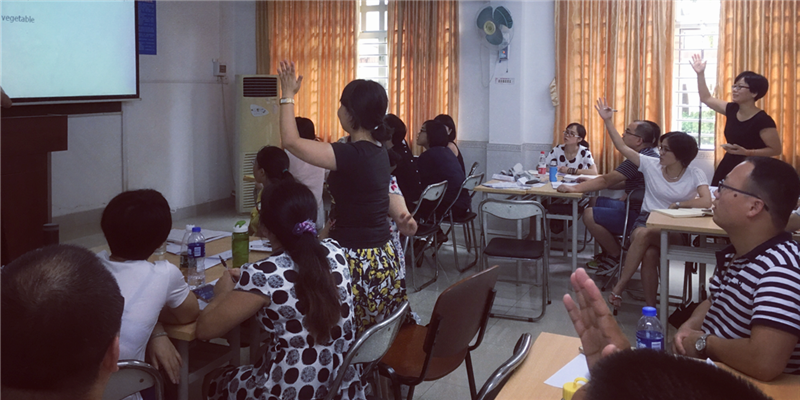 学员们争先恐后地抢答问题,比比咱们哪个组更强……