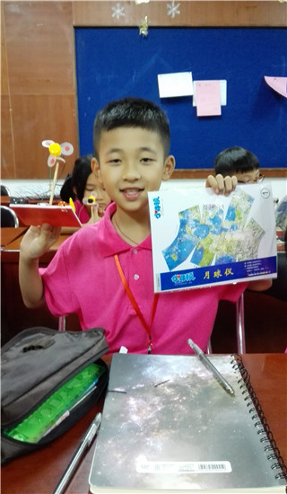 亲手做的小台扇,还有老师给的奖品。