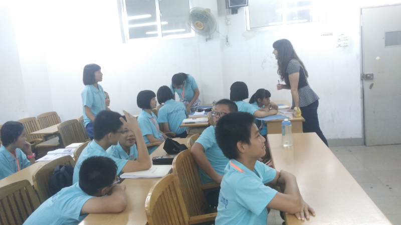 美女外教Casey与同学的互动