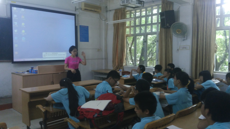 经验丰富的中教Celina