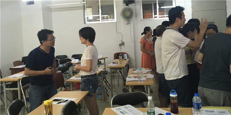 那边太拥挤了,咱们来这边练习口语吧!